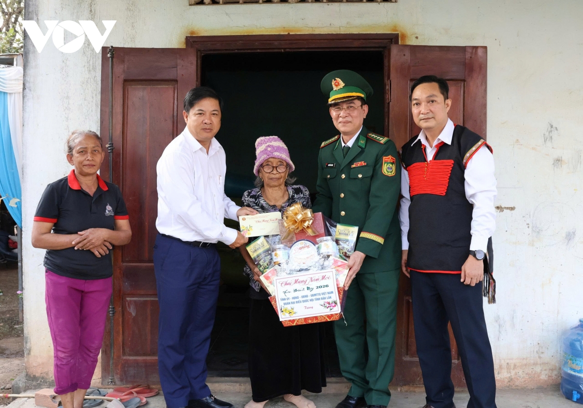 Lãnh đạo tỉnh Đắk Lắk thăm, chúc Tết hộ nghèo và gia đình chính sách